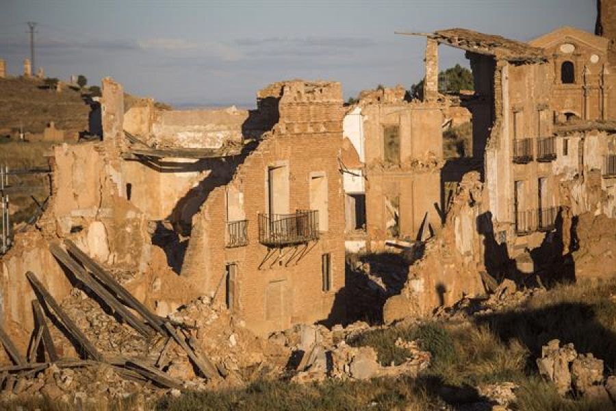 Belchite, massacrada a la Guerra Civil, es conserva intacta i és el poble on va néixer la mare de Joan Manuel Serrat, Ángeles Teresa