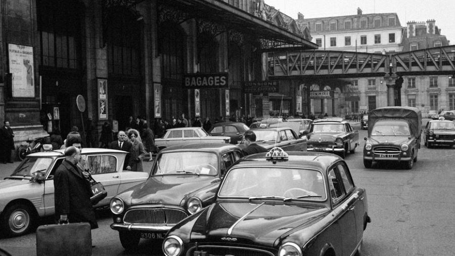 Un taxi a París, a l'època que Serrat hi va ser i va tenir una conversa amb el comentarista d'Eurovisió, Federico Gallo, dins d'un d'aquests vehicles