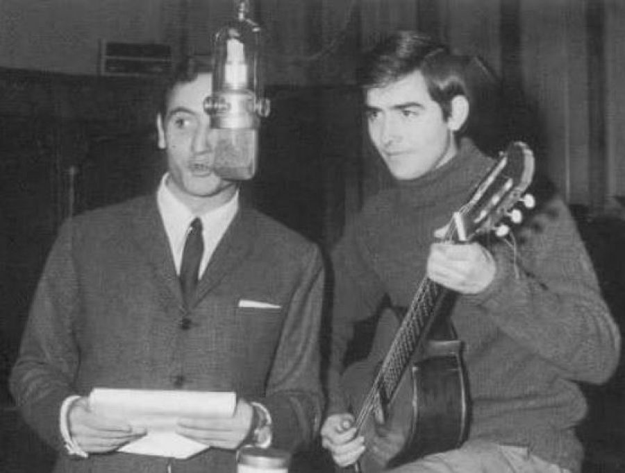 El popularíssim locutor de ràdio Salvador Escamilla va donar la primera oportunitat a Serrat perquè cantés pels radiooients: el programa es deia Radio-scope i s'emetia a Ràdio Barcelona