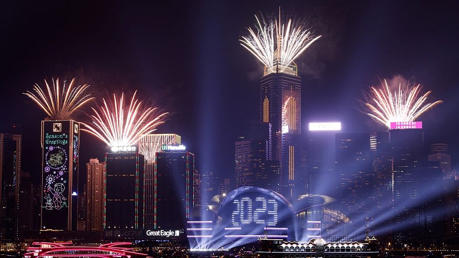 Explosión de fuegos artificiales sobre el puerto Victoria para celebrar el Año Nuevo en Hong Kong, China