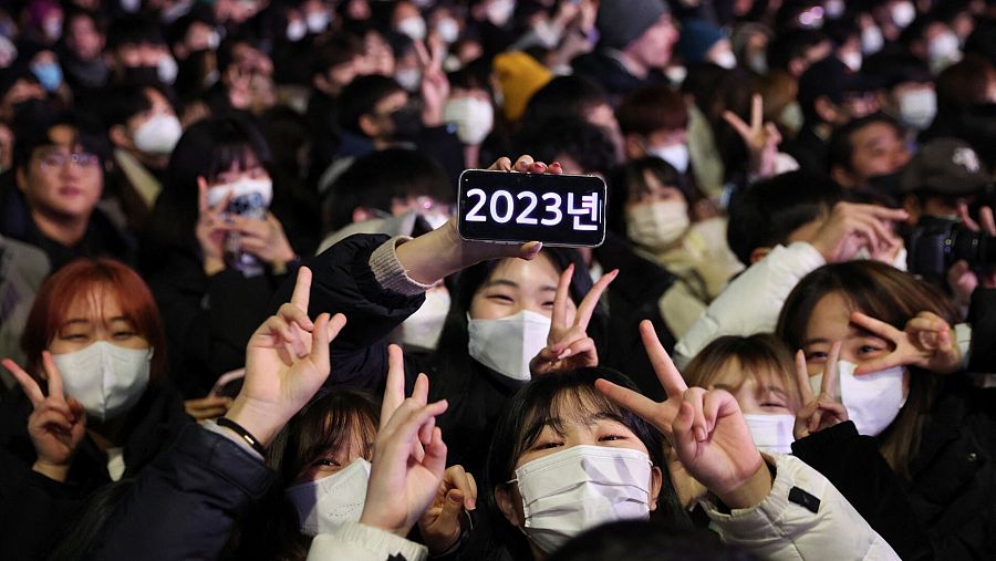 Una multitud celebra el Año Nuevo en Seúl, Corea