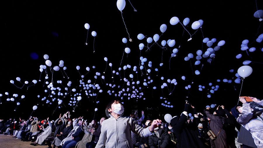 Juerguistas sueltan globos durante las celebraciones de Año Nuevo en Tokio, Japón