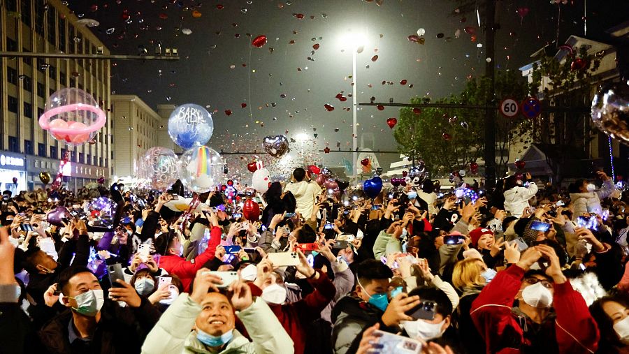 Varias personas sueltan globos mientras se reúnen para celebrar la Nochevieja en Wuhan, China