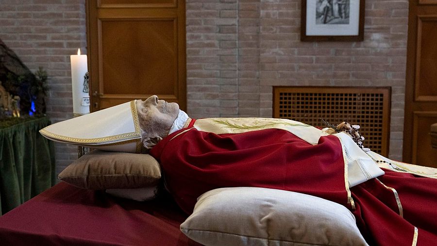 Imagen difundida por el Vaticano de los restos mortales de Benedicto XVI en una capilla del Monasterio Mater Ecclesia