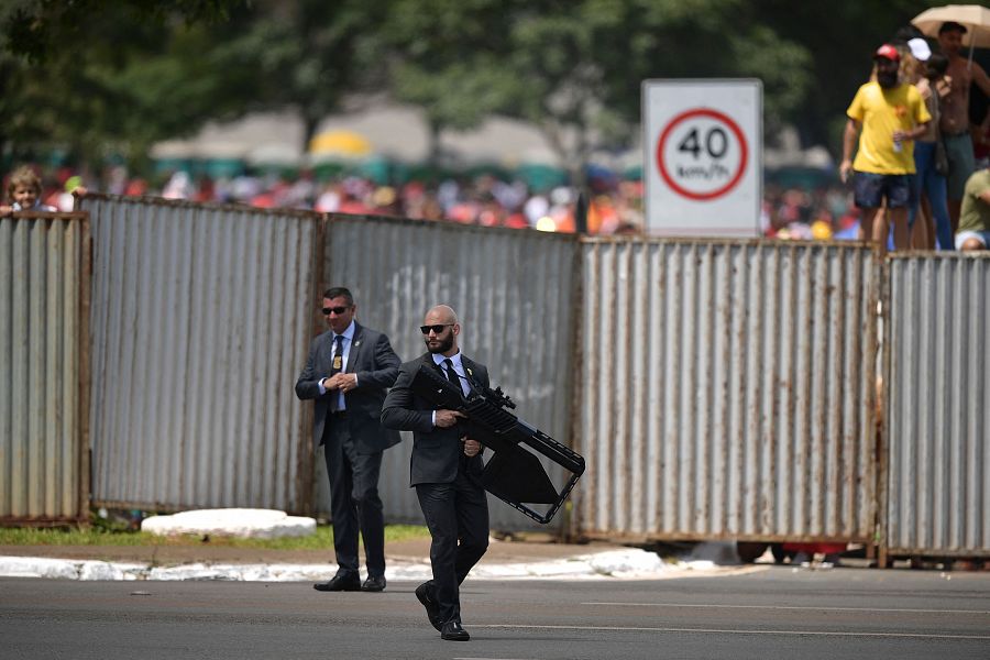 Un agente de seguridad camina con una pistola antidrones antes de la ceremonia de posesión de Lula.