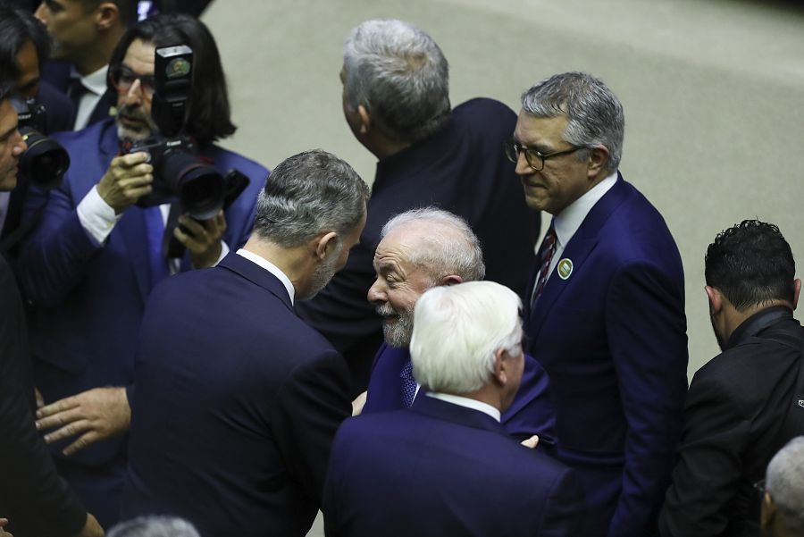 El rey de España, Felipe VI (i), saluda a Lula da Silva, tras su ceremonia de investidura.