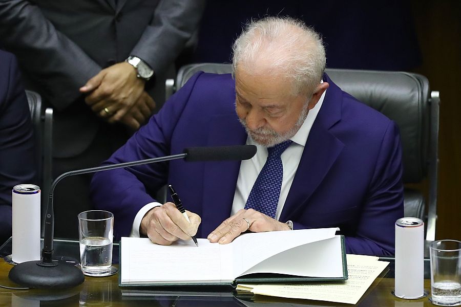 Lula da Silva firma el documento presidencial durante su ceremonia de investidura.