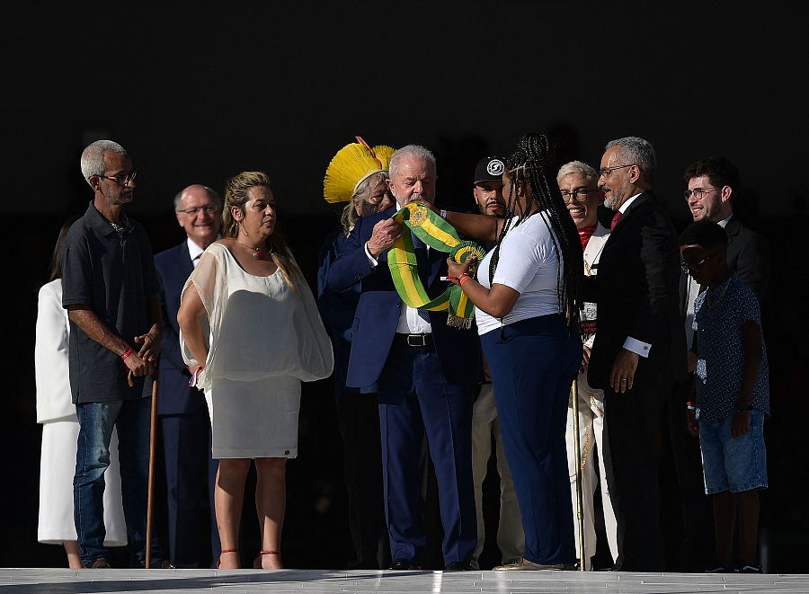 Momento de la entrega de la banda presidencial de Brasil a Lula