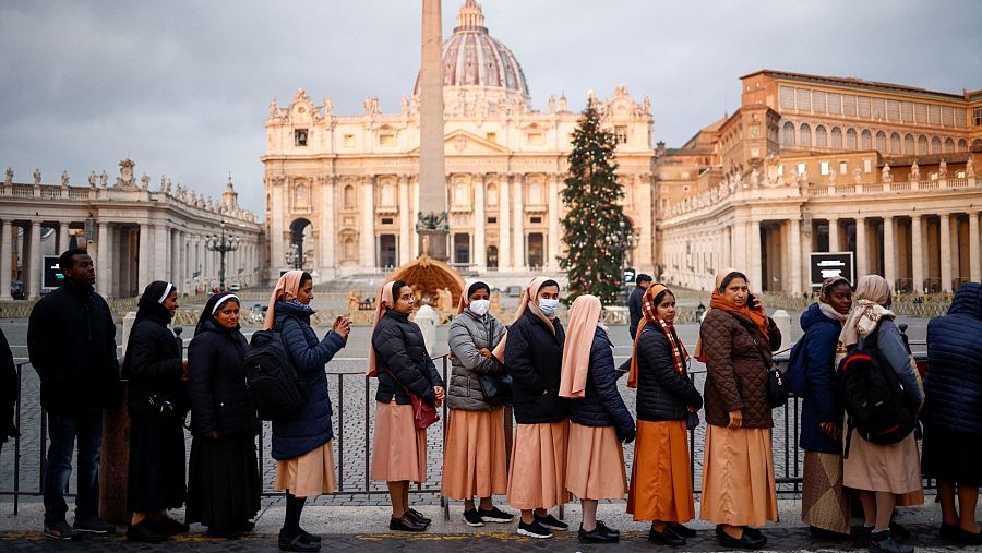 Fieles hacen cola en la Plaza de San Pedro para acceder a la capilla ardiente de Benedicto XVI