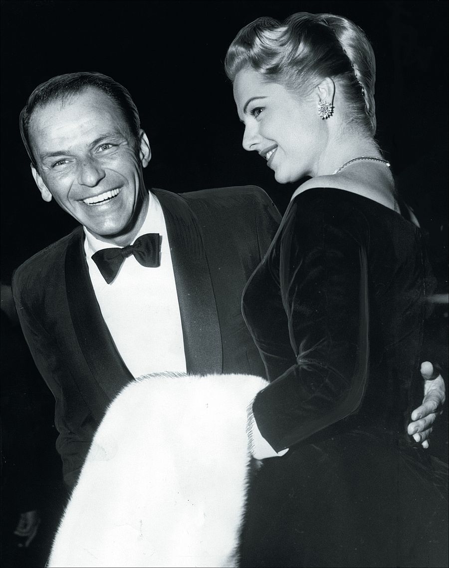 Sinatra y la actriz Martha Hyer en una premiere de cine