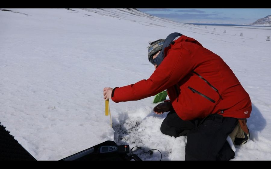 Jean Charles Gallet, glaciólogo, comprueba el espesor del hielo