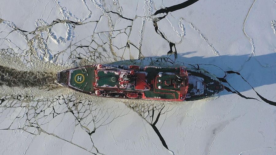 Embarcación transita entre el hielo fundido del Ártico