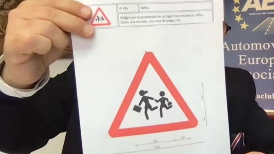 Señal P-21: se modifica, en este caso no es el niño el que lleva de la mano a la niña sino al revés - Ver ahora