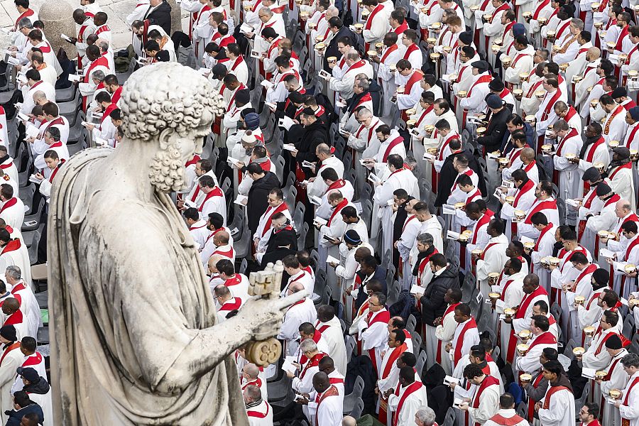 Sacerdotes en la plaza de San Pedro durante el funeral