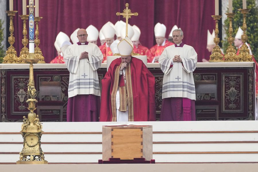 El papa Francisco, frente al ataúd de Benedicto