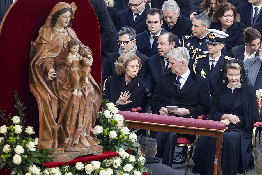 La reina Sofía y el ministro Félix Bolaños, parte de la representación española