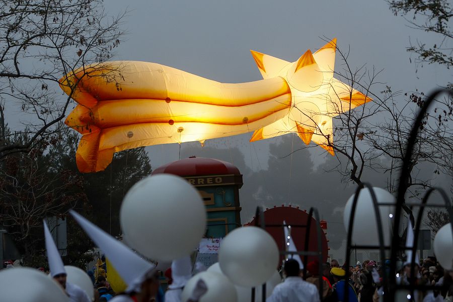 La cabalgata de los Reyes Magos que recorre este jueves las calles de la capital aragonesa