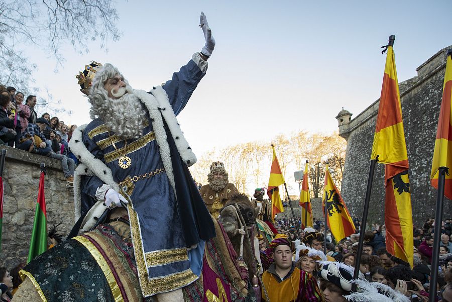 El rey Melchor saluda al público junto a la muralla d ePamplona