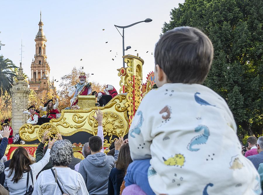 Un niño ve pasar la carroza del rey Gaspar en Sevilla