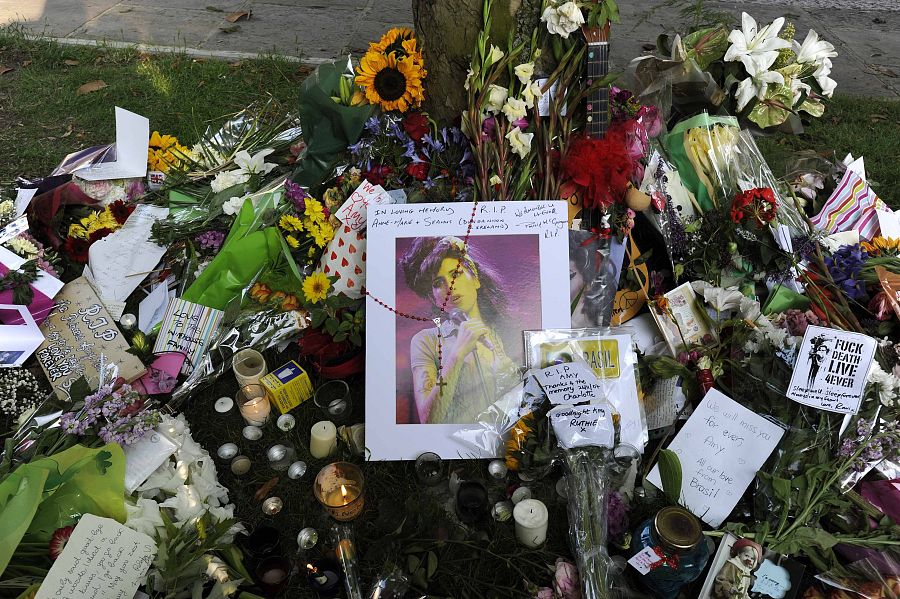 Tributos  en la casa de Camdem de Amy Winehouse, en 2011