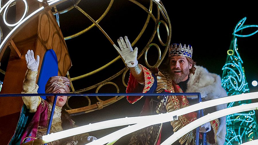 Los Reyes Magos saludan durante la cabalgata celebrada este jueves en Madrid