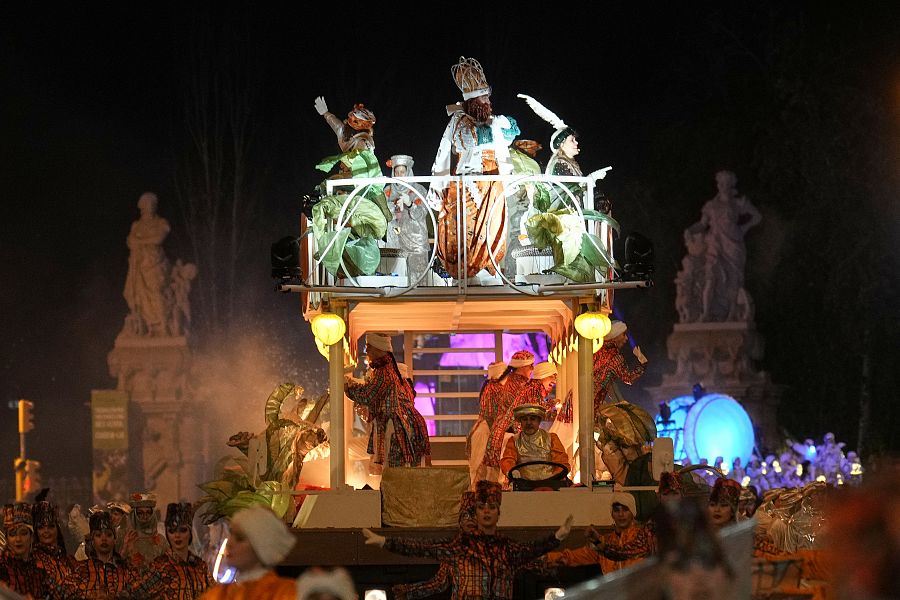 El Rey Gaspar en su carroza durante la cabalgata de Reyes Magos en la ciudad de Barcelona;