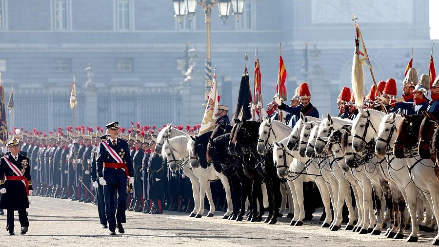 El rey Felipe VI pasa revista a las tropas durante la Pascua Militar