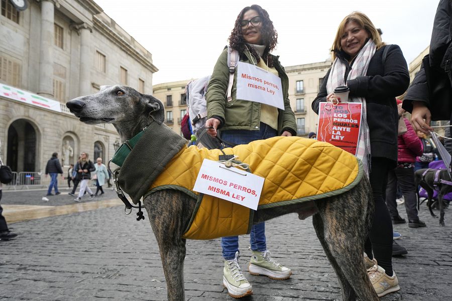 Dos mujeres acuden con su perro a la concentración de PACMA en Barcelona