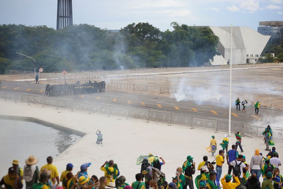 Seguidores de Bolsonaro se enfrentan a la Policía en el exterior del Congreso Nacional en Brasilia. 
