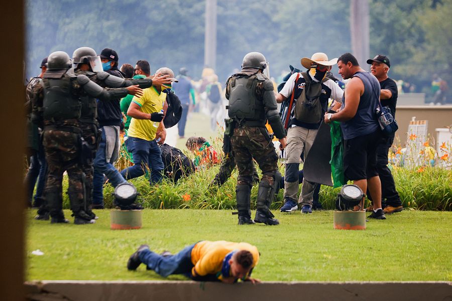 Agentes de Policía intentan impedir que seguidores de Bolsonaro accedan al Congreso Nacional