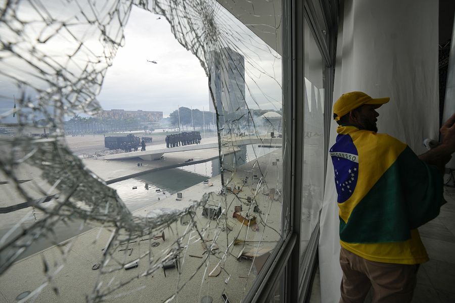 Un seguidor de Bolsonaro en el interior del Palacio de Planalto, sede de la Presidencia de Brasil