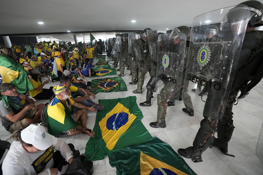 La Policía confronta a los asaltantes en el interior del Palacio de Planalto