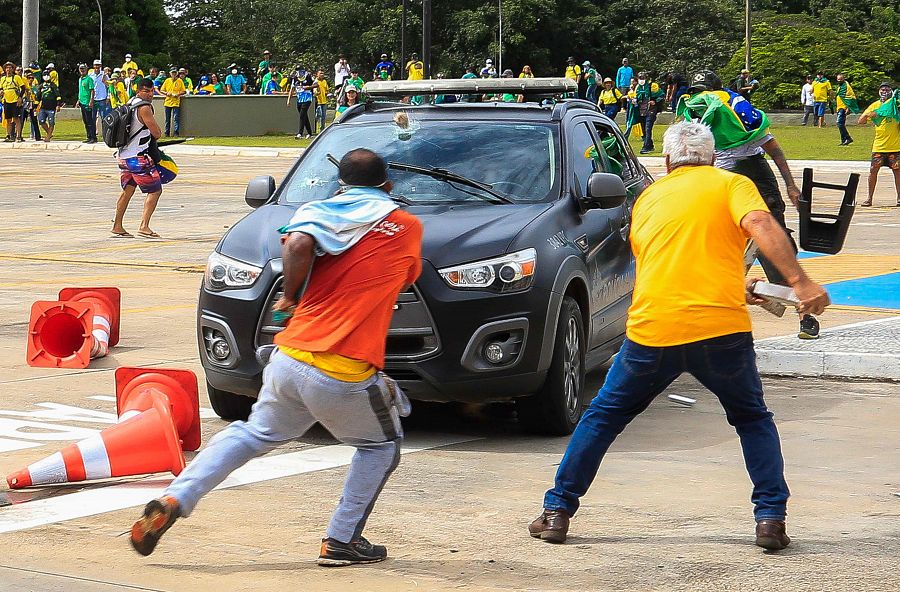 Seguidores de Bolsonaro atacan un vehículo de la Policía Militar en el exterior del Palacio Presidencial.