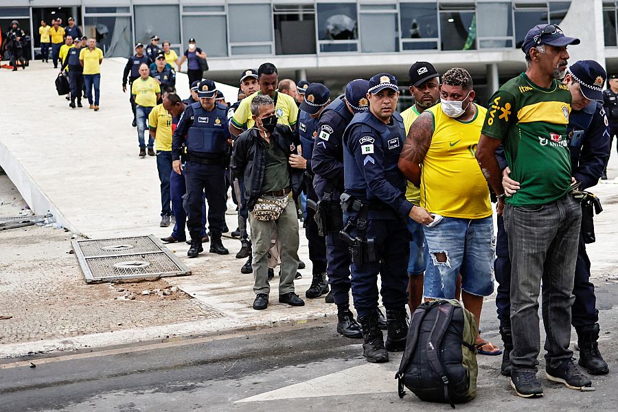 Las fuerzas de seguridad detienen a asaltantes en el exterior del Palacio Presidencial.