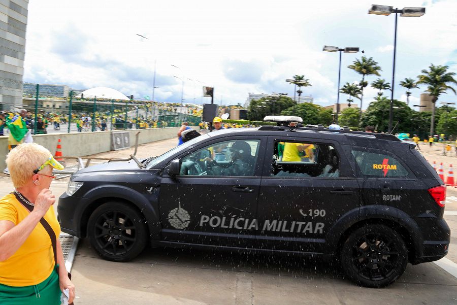 Seguidores de Bolsonaro rompen la ventana de un vehículo de la Policía Militar.