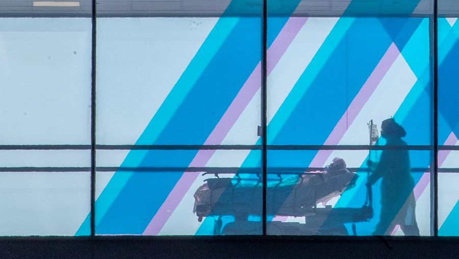 Un trabajador médico transporta a un paciente en el Hospital Monte Sinaí de Nueva York.