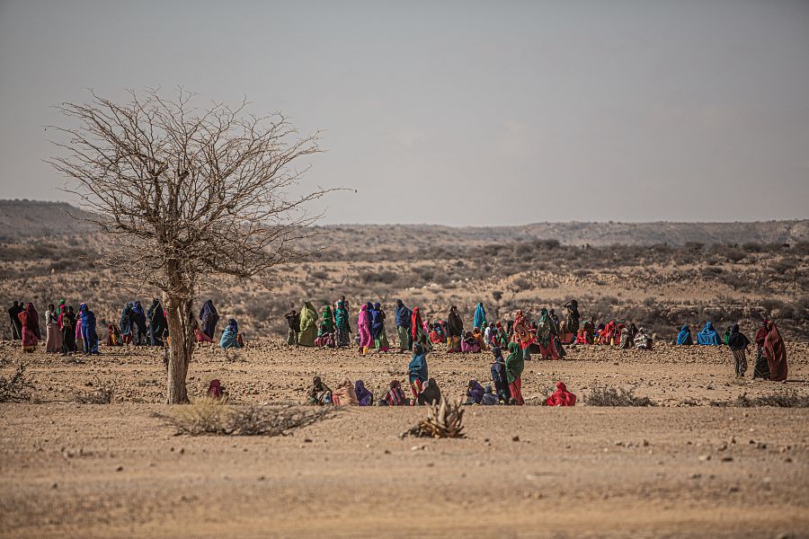 Un grupo de mujeres reunidas en un campo de personas desplazadas internas en Burao (Somalia)
