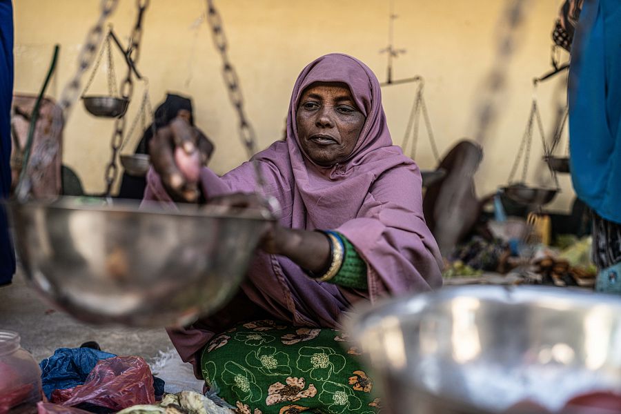 Fatouma vende hortalizas en un mercadillo de mujeres en el norte de Somalia