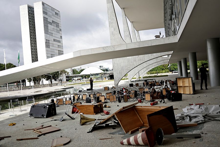 Mobiliario dañado junto al Palacio de Planalto tras el ataque de los bolsonaristas.