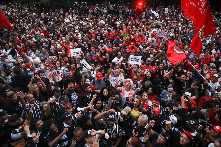 Manifestantes participan en una protesta contra los disturbios antidemocráticos y en apoyo a Lula da Silva, en Sao Paulo, Brasil.