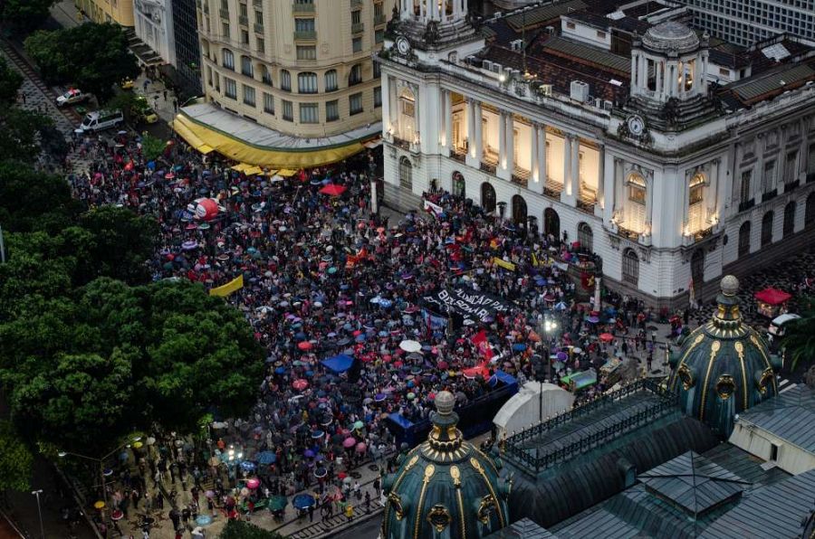 Ciudadanos protestan en defensa de la democracia en Río de Janeiro, Brasil.