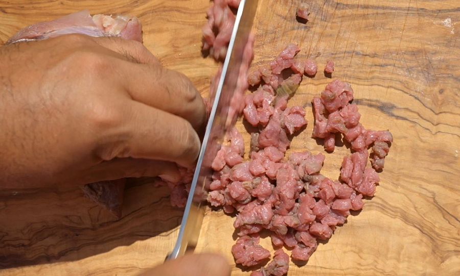 Cortamos la carne en trozos muy pequeños