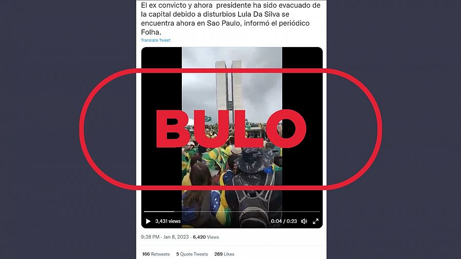 Mensaje de Twitter que reproduce el bulo de que el presidente Lula da Silva fue evacuado por los disturbios. Con el sello bulo.