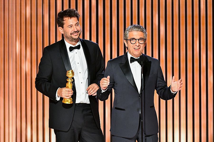 Santiago Mitre y Ricardo Darín al recoger el Globo de Oro a la mejor película extranjera.
