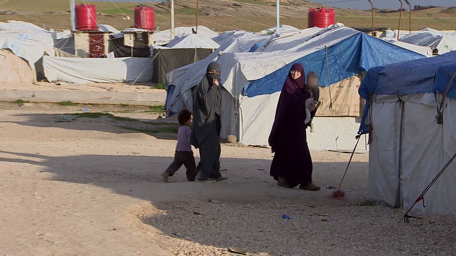 Las dos españolas esposas de yihadistas repatriadas, en una imagen de archivo en el campo de Roj (Siria)