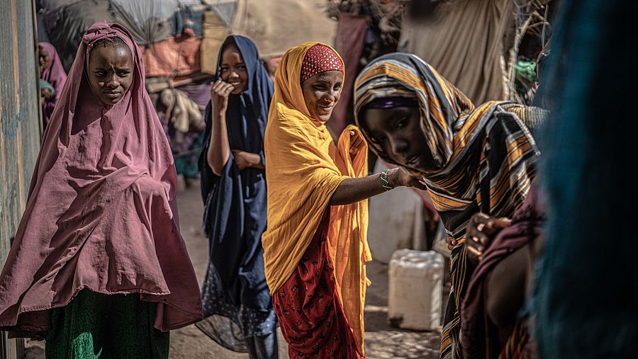 Un grupo de jóvenes bromean en el patio de una vivienda en Sincaro en el norte de Somalia