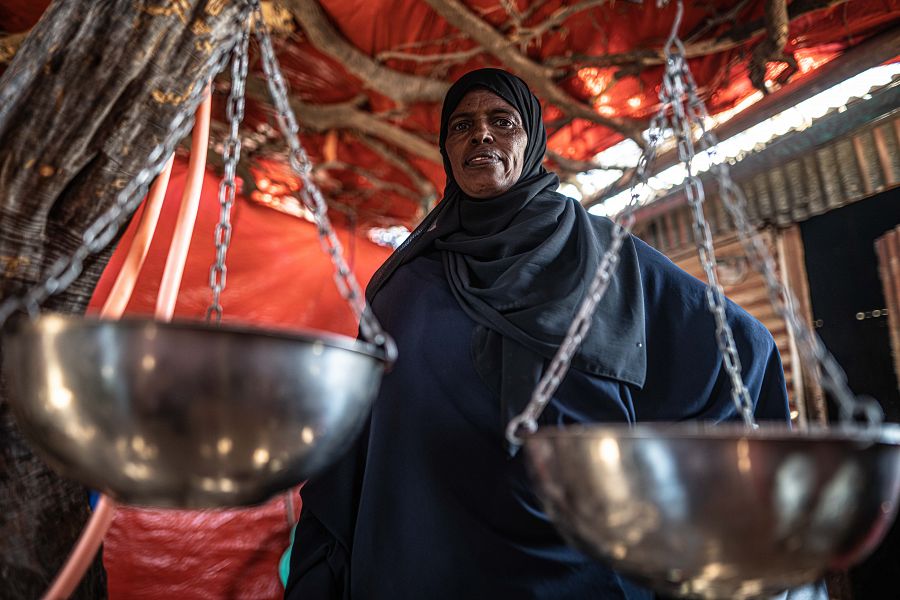 Kaltum Mohamed es una mujer de 40 años que se dedica a vender té en Sincaro en el norte de Somalia