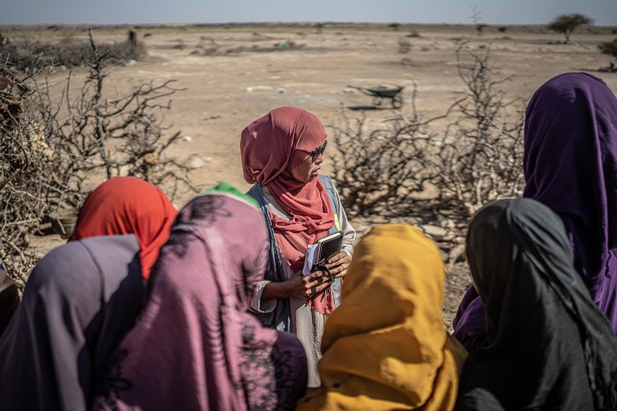 Hodan Mohamed, coordinadora del proyecto de agua en Siraco, reunida con un grupo de mujeres