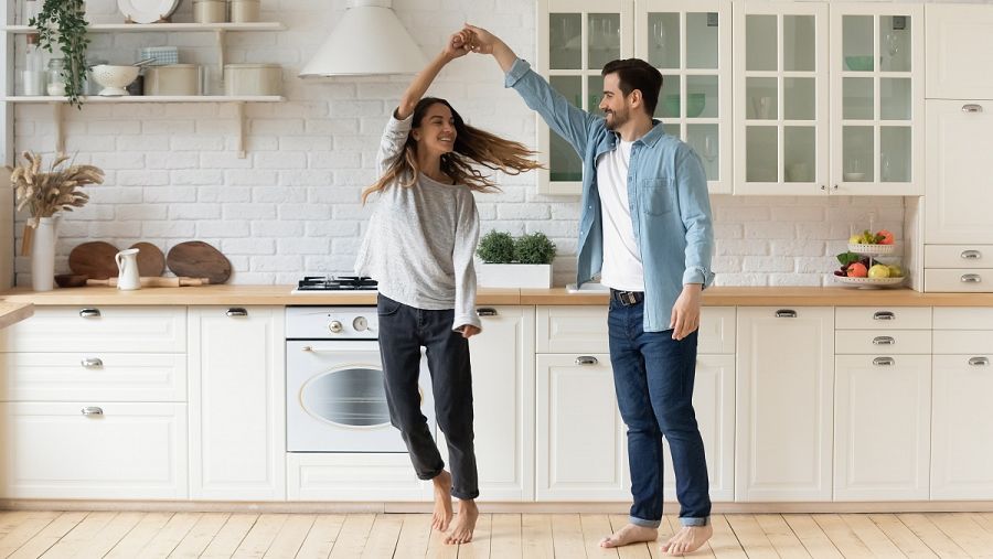 Una pareja baila feliz en una cocina