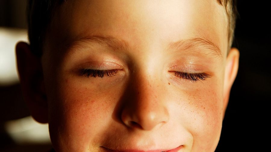 Un niño cerrando los ojos